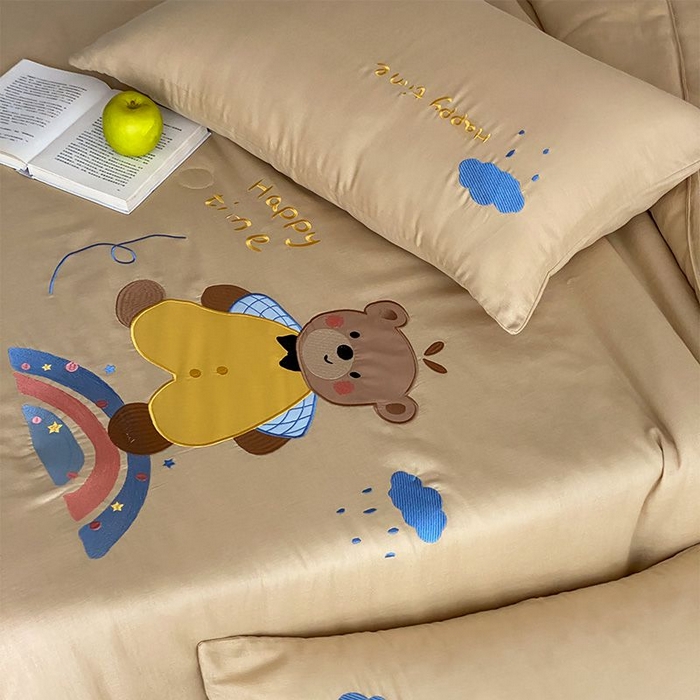 91家纺网 家纺一手货源 找家纺 鸣升家纺 2026新款全棉夏被双层纱贴布绣100%棉花夏被四件套 彩虹小熊-卡其