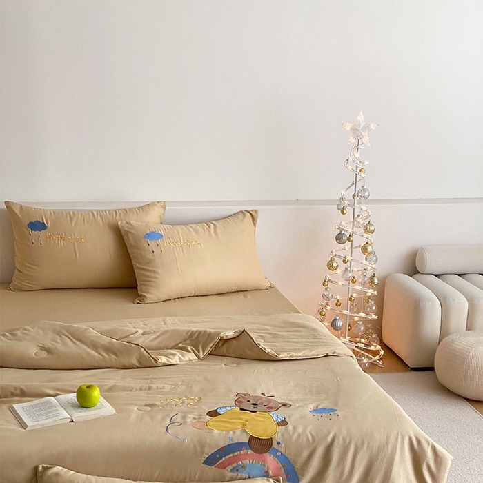 91家纺网 家纺一手货源 找家纺 鸣升家纺 2026新款全棉夏被双层纱贴布绣100%棉花夏被四件套 彩虹小熊-卡其