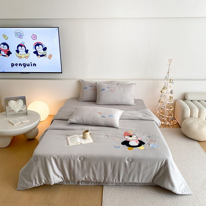 91家纺网 家纺一手货源 找家纺 鸣升家纺 2026新款全棉夏被双层纱贴布绣100%棉花夏被四件套 快乐企鹅-灰