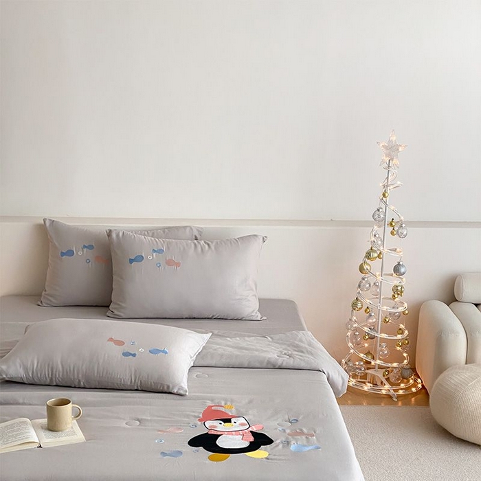 91家纺网 家纺一手货源 找家纺 鸣升家纺 2026新款全棉夏被双层纱贴布绣100%棉花夏被四件套 快乐企鹅-灰