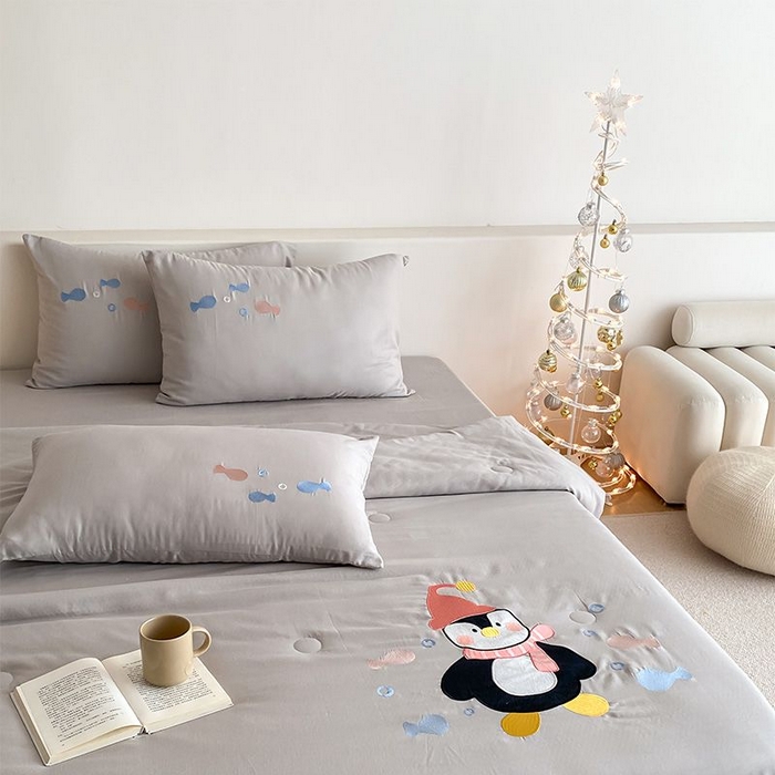 91家纺网 家纺一手货源 找家纺 鸣升家纺 2026新款全棉夏被双层纱贴布绣100%棉花夏被四件套 快乐企鹅-灰