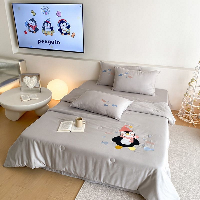 91家纺网 家纺一手货源 找家纺 鸣升家纺 2026新款全棉夏被双层纱贴布绣100%棉花夏被四件套 快乐企鹅-灰