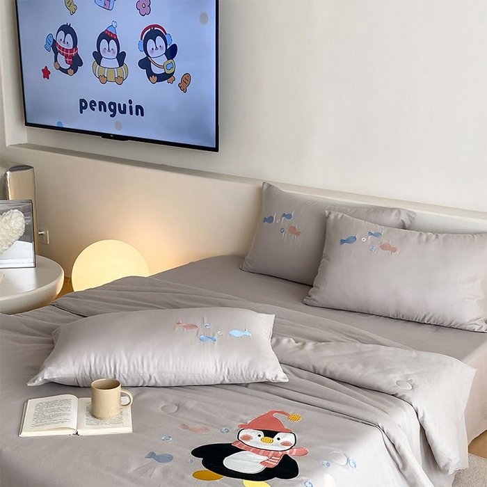 91家纺网 家纺一手货源 找家纺 鸣升家纺 2026新款全棉夏被双层纱贴布绣100%棉花夏被四件套 快乐企鹅-灰