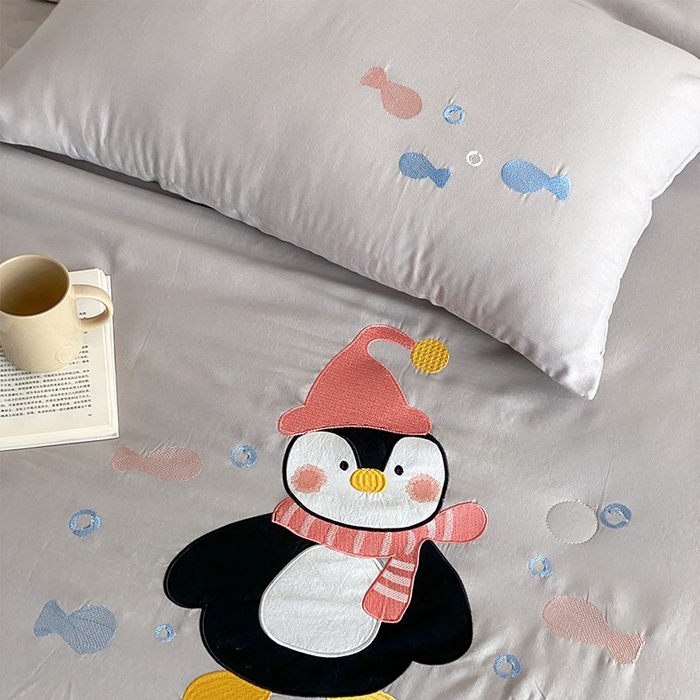 91家纺网 家纺一手货源 找家纺 鸣升家纺 2026新款全棉夏被双层纱贴布绣100%棉花夏被四件套 快乐企鹅-灰