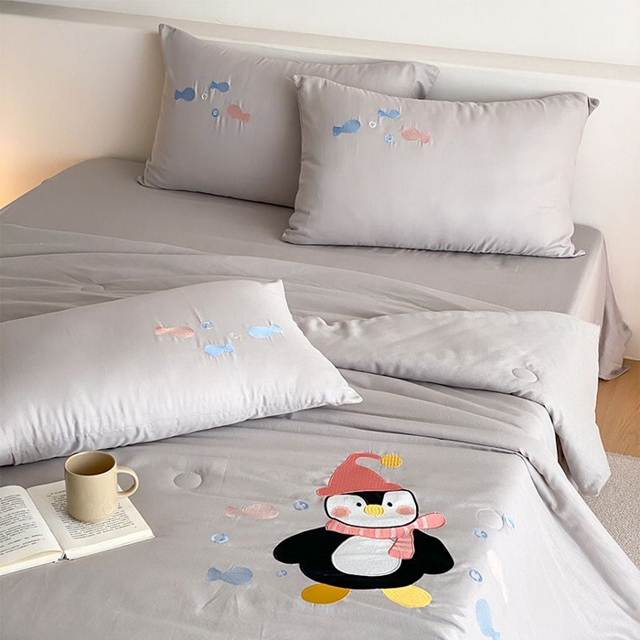 91家纺网 家纺一手货源 找家纺 鸣升家纺 2026新款全棉夏被双层纱贴布绣100%棉花夏被四件套 快乐企鹅-灰