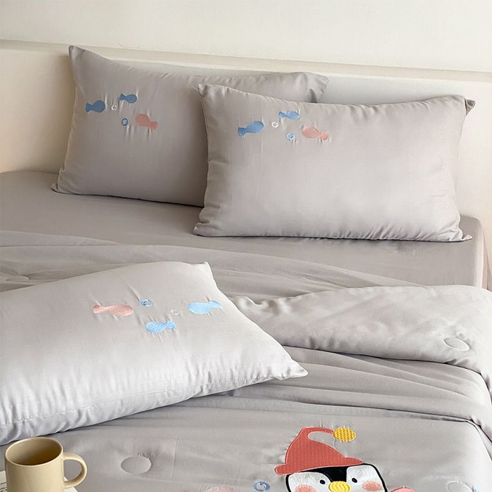 91家纺网 家纺一手货源 找家纺 鸣升家纺 2026新款全棉夏被双层纱贴布绣100%棉花夏被四件套 快乐企鹅-灰