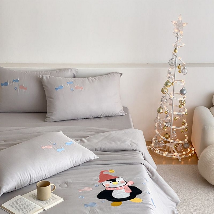 91家纺网 家纺一手货源 找家纺 鸣升家纺 2026新款全棉夏被双层纱贴布绣100%棉花夏被四件套 快乐企鹅-灰