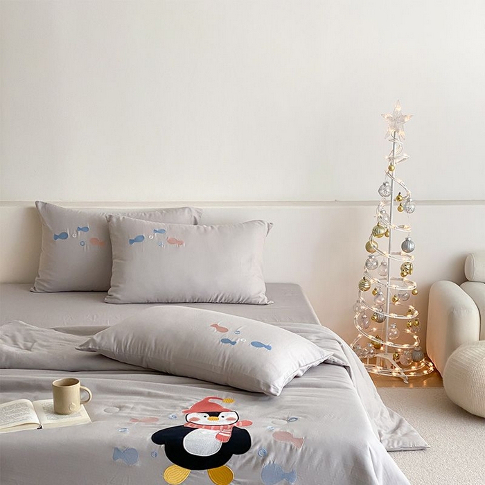 91家纺网 家纺一手货源 找家纺 鸣升家纺 2026新款全棉夏被双层纱贴布绣100%棉花夏被四件套 快乐企鹅-灰