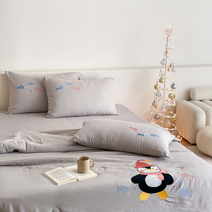 91家纺网 家纺一手货源 找家纺 鸣升家纺 2026新款全棉夏被双层纱贴布绣100%棉花夏被四件套 快乐企鹅-灰