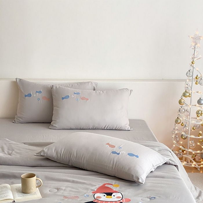 91家纺网 家纺一手货源 找家纺 鸣升家纺 2026新款全棉夏被双层纱贴布绣100%棉花夏被四件套 快乐企鹅-灰