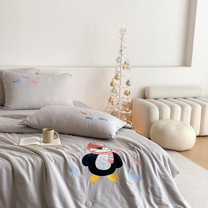 91家纺网 家纺一手货源 找家纺 鸣升家纺 2026新款全棉夏被双层纱贴布绣100%棉花夏被四件套 快乐企鹅-灰