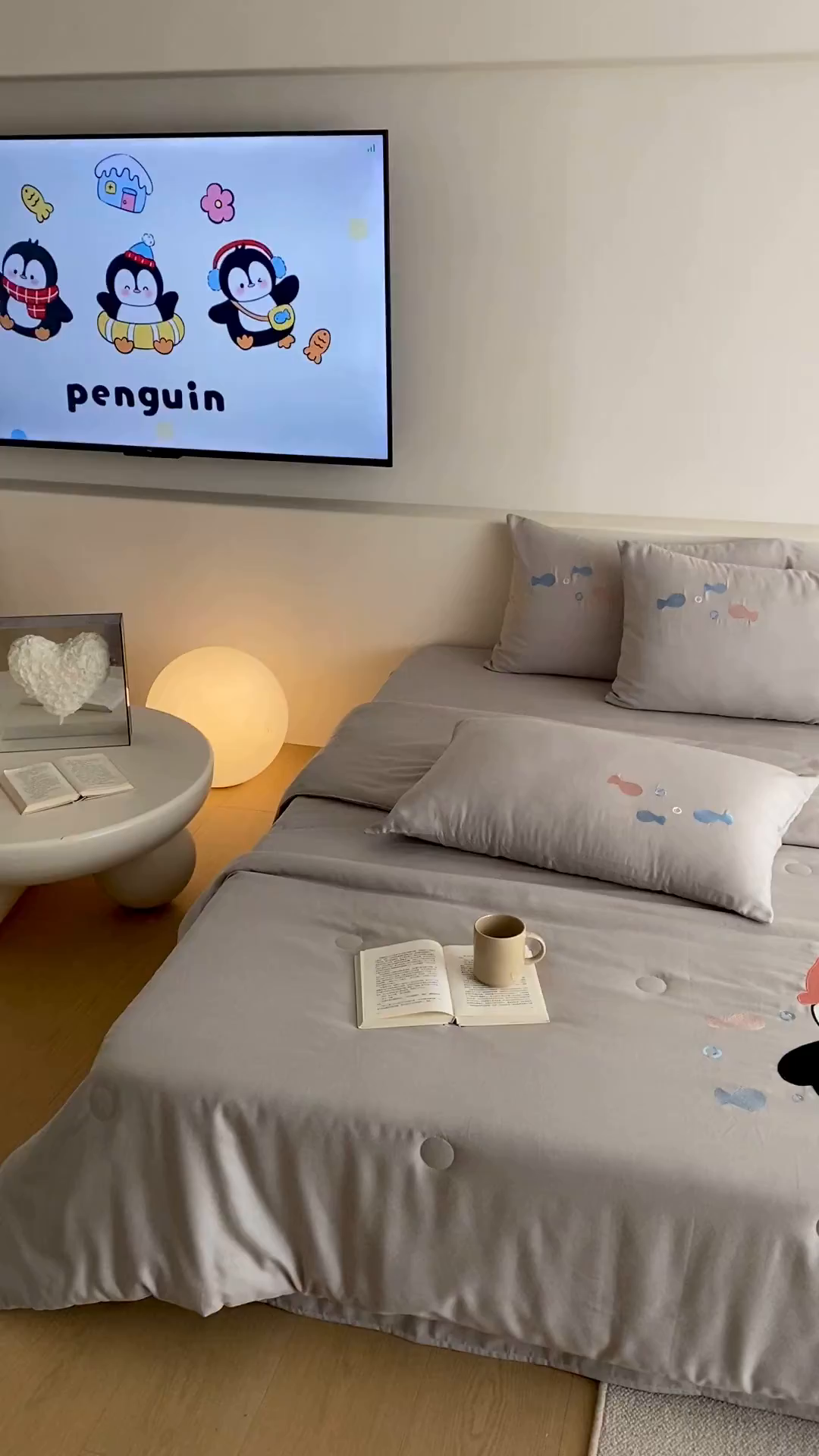 91家纺网 家纺一手货源 找家纺 鸣升家纺 2026新款全棉夏被双层纱贴布绣100%棉花夏被四件套 快乐企鹅-灰