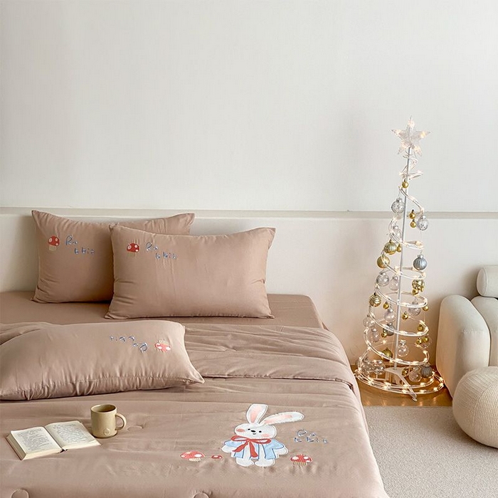 91家纺网 家纺一手货源 找家纺 鸣升家纺 2026新款全棉夏被双层纱贴布绣100%棉花夏被四件套 蘑菇小兔-咖