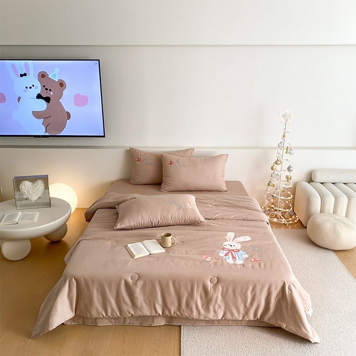 91家纺网 家纺一手货源 找家纺 鸣升家纺 2026新款全棉夏被双层纱贴布绣100%棉花夏被四件套 蘑菇小兔-咖