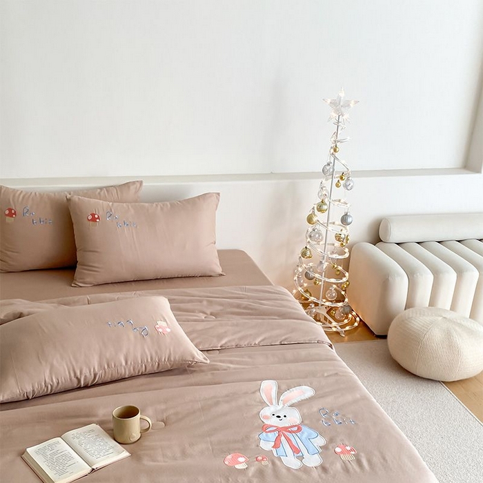 91家纺网 家纺一手货源 找家纺 鸣升家纺 2026新款全棉夏被双层纱贴布绣100%棉花夏被四件套 蘑菇小兔-咖