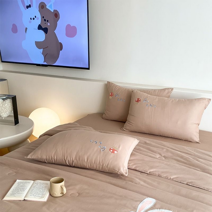 91家纺网 家纺一手货源 找家纺 鸣升家纺 2026新款全棉夏被双层纱贴布绣100%棉花夏被四件套 蘑菇小兔-咖