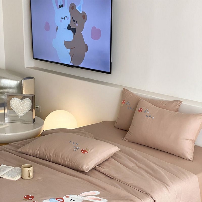 91家纺网 家纺一手货源 找家纺 鸣升家纺 2026新款全棉夏被双层纱贴布绣100%棉花夏被四件套 蘑菇小兔-咖