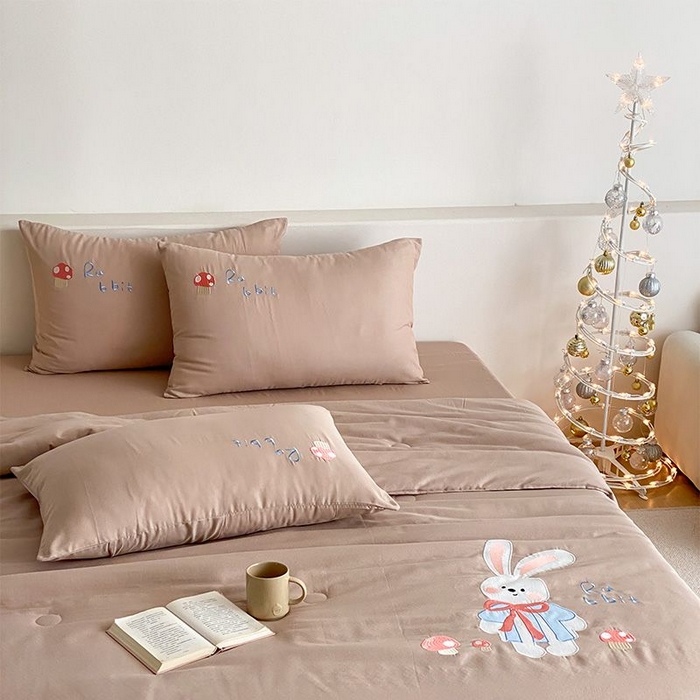 91家纺网 家纺一手货源 找家纺 鸣升家纺 2026新款全棉夏被双层纱贴布绣100%棉花夏被四件套 蘑菇小兔-咖