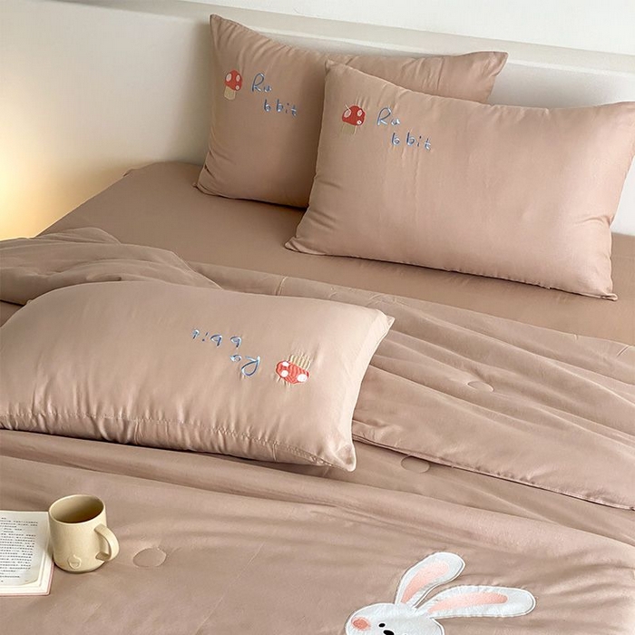 91家纺网 家纺一手货源 找家纺 鸣升家纺 2026新款全棉夏被双层纱贴布绣100%棉花夏被四件套 蘑菇小兔-咖