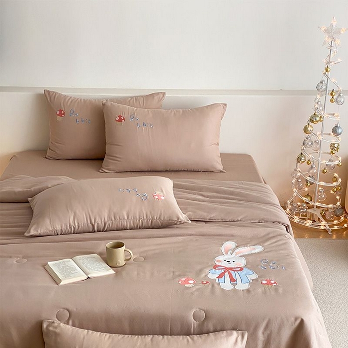 91家纺网 家纺一手货源 找家纺 鸣升家纺 2026新款全棉夏被双层纱贴布绣100%棉花夏被四件套 蘑菇小兔-咖