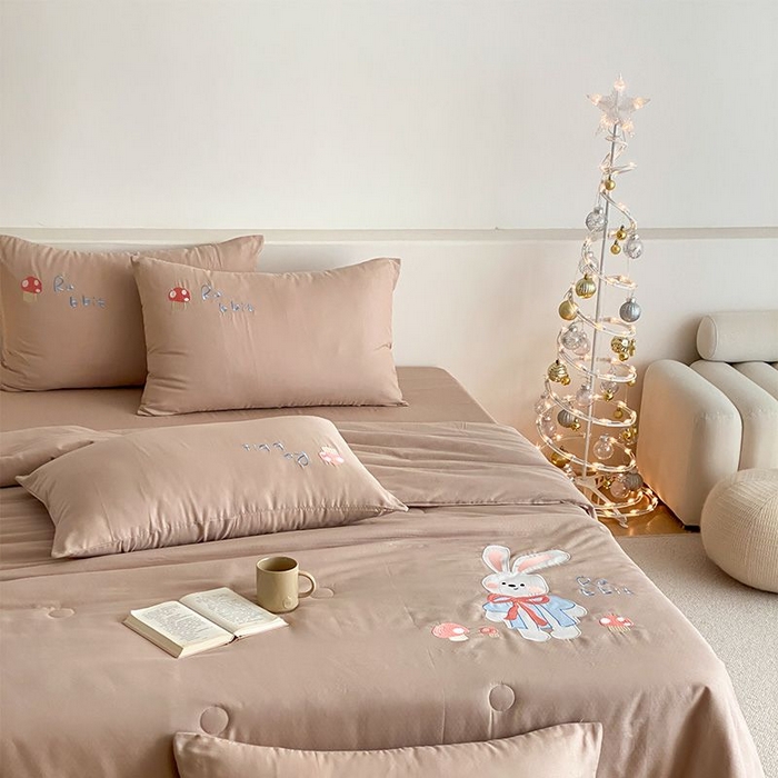 91家纺网 家纺一手货源 找家纺 鸣升家纺 2026新款全棉夏被双层纱贴布绣100%棉花夏被四件套 蘑菇小兔-咖