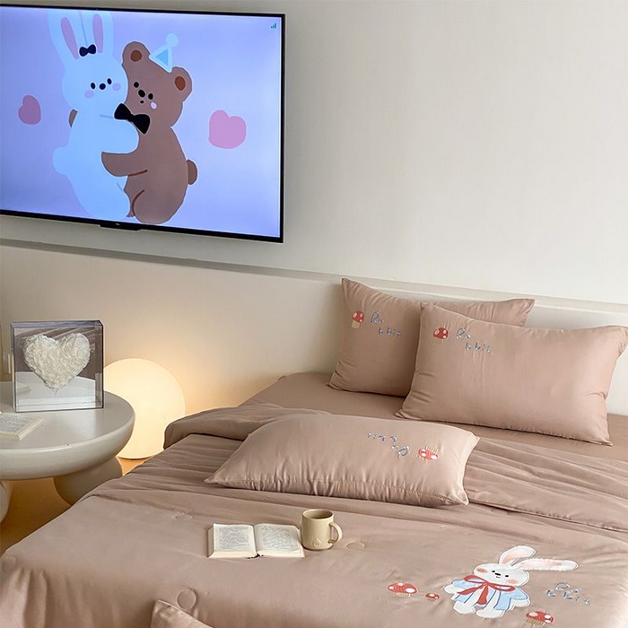 91家纺网 家纺一手货源 找家纺 鸣升家纺 2026新款全棉夏被双层纱贴布绣100%棉花夏被四件套 蘑菇小兔-咖