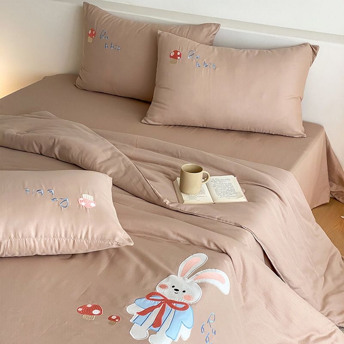 91家纺网 家纺一手货源 找家纺 鸣升家纺 2026新款全棉夏被双层纱贴布绣100%棉花夏被四件套 蘑菇小兔-咖