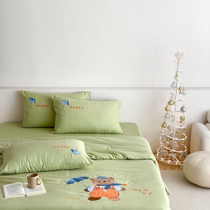 91家纺网 家纺一手货源 找家纺 鸣升家纺 2026新款全棉夏被双层纱贴布绣100%棉花夏被四件套 熊熊乐园-绿