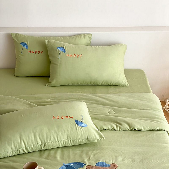 91家纺网 家纺一手货源 找家纺 鸣升家纺 2026新款全棉夏被双层纱贴布绣100%棉花夏被四件套 熊熊乐园-绿