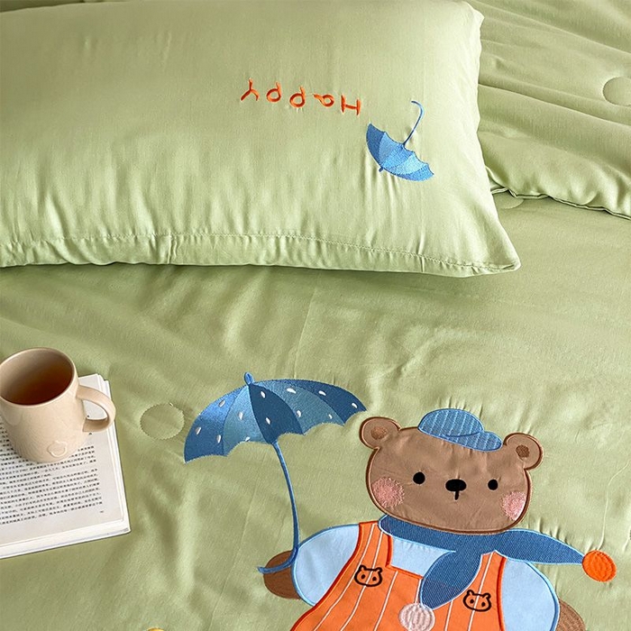 91家纺网 家纺一手货源 找家纺 鸣升家纺 2026新款全棉夏被双层纱贴布绣100%棉花夏被四件套 熊熊乐园-绿