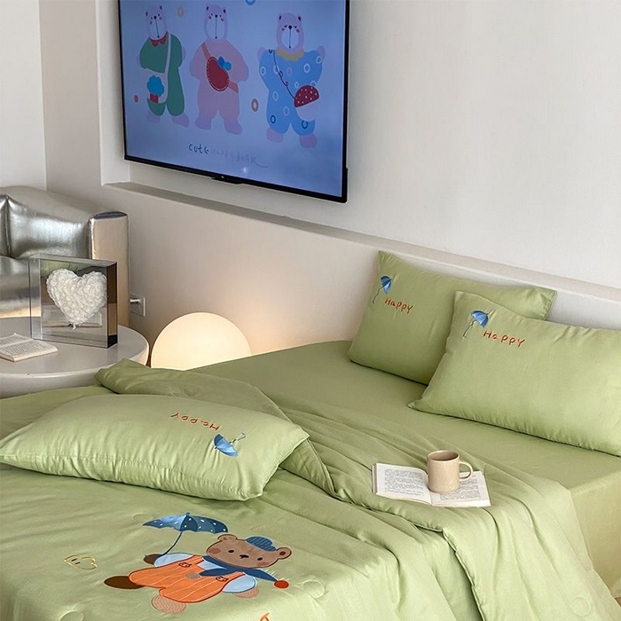 91家纺网 家纺一手货源 找家纺 鸣升家纺 2026新款全棉夏被双层纱贴布绣100%棉花夏被四件套 熊熊乐园-绿