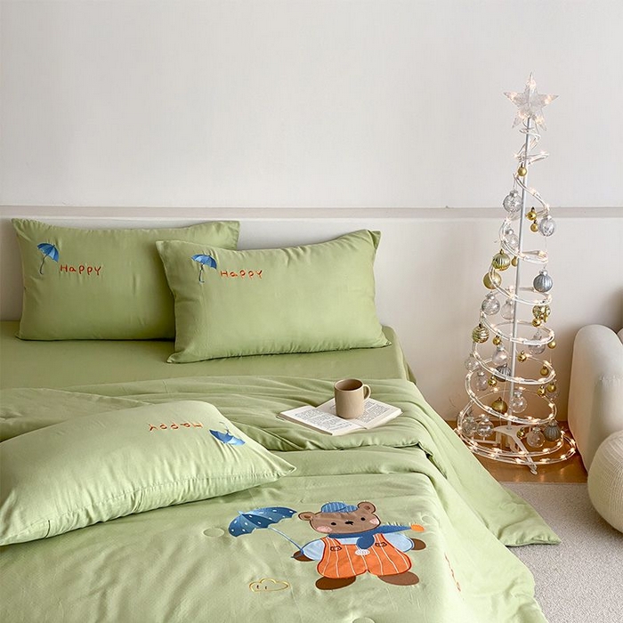 91家纺网 家纺一手货源 找家纺 鸣升家纺 2026新款全棉夏被双层纱贴布绣100%棉花夏被四件套 熊熊乐园-绿