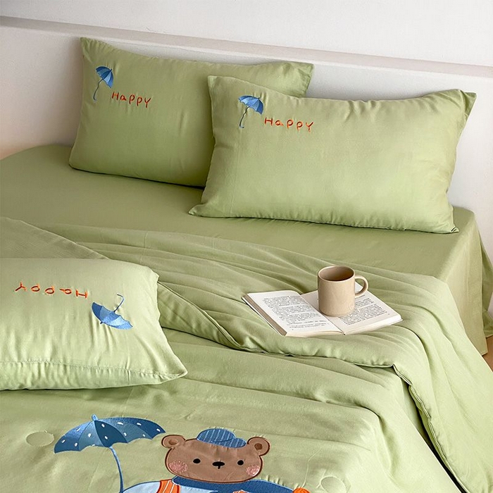 91家纺网 家纺一手货源 找家纺 鸣升家纺 2026新款全棉夏被双层纱贴布绣100%棉花夏被四件套 熊熊乐园-绿