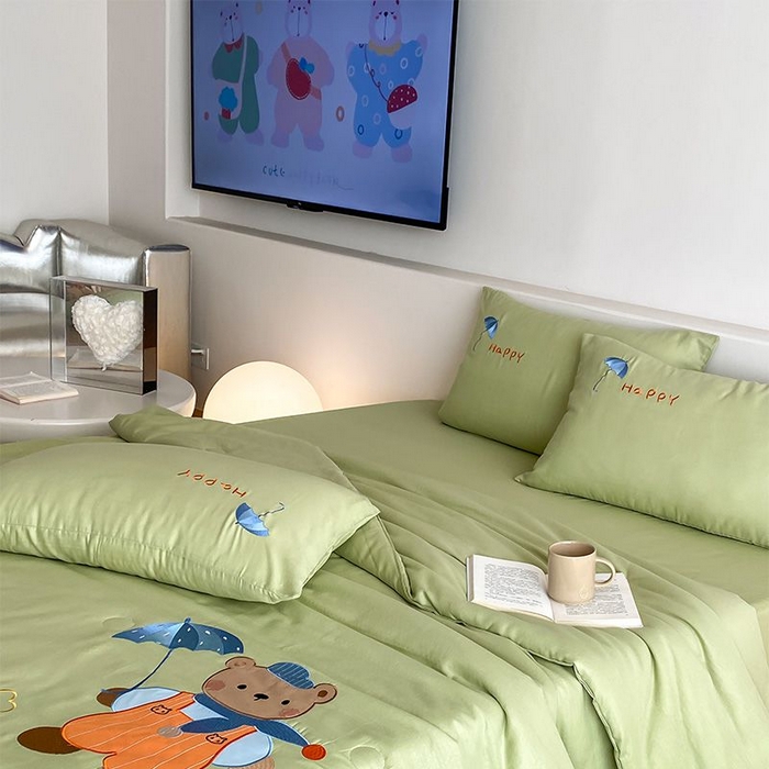 91家纺网 家纺一手货源 找家纺 鸣升家纺 2026新款全棉夏被双层纱贴布绣100%棉花夏被四件套 熊熊乐园-绿