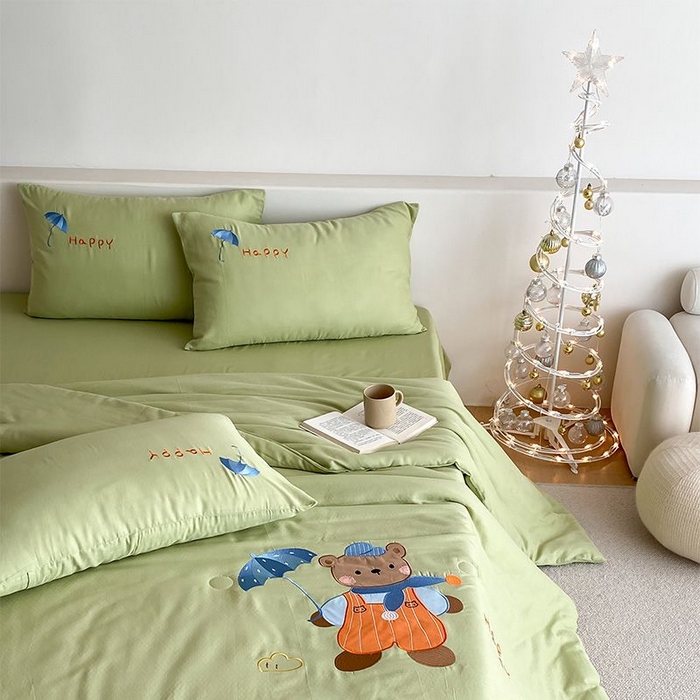 91家纺网 家纺一手货源 找家纺 鸣升家纺 2026新款全棉夏被双层纱贴布绣100%棉花夏被四件套 熊熊乐园-绿