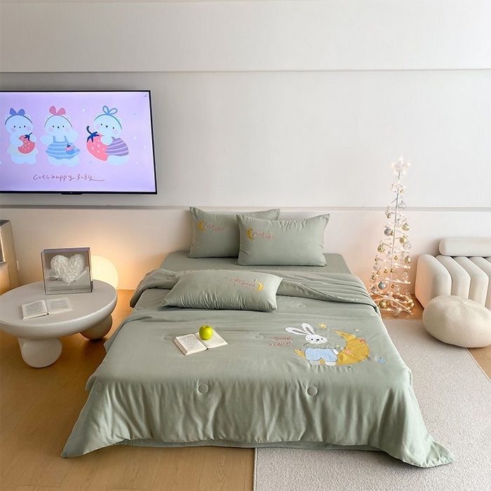 91家纺网 家纺一手货源 找家纺 鸣升家纺 2026新款全棉夏被双层纱贴布绣100%棉花夏被四件套 月牙兔兔-水绿