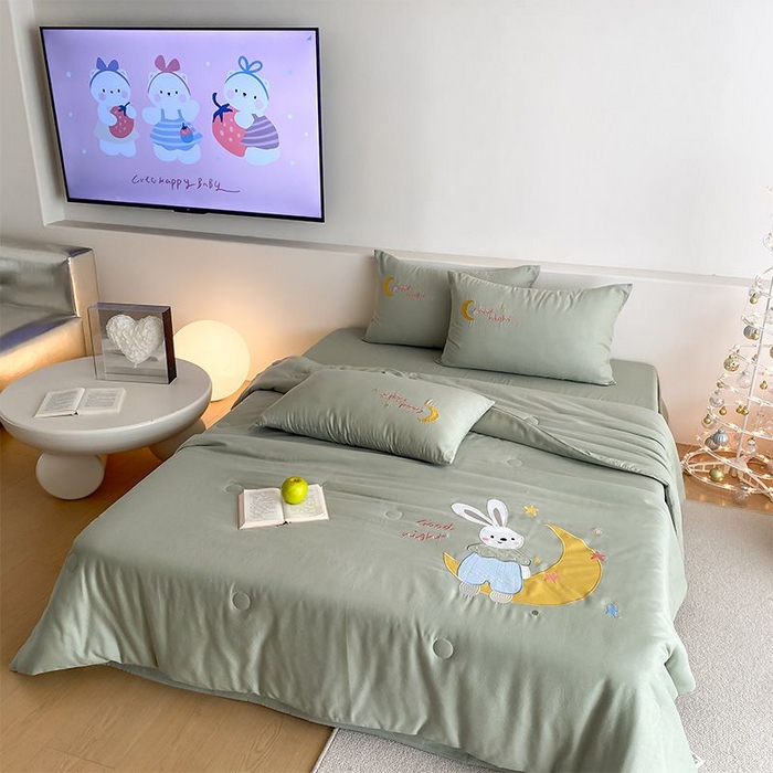 91家纺网 家纺一手货源 找家纺 鸣升家纺 2026新款全棉夏被双层纱贴布绣100%棉花夏被四件套 月牙兔兔-水绿