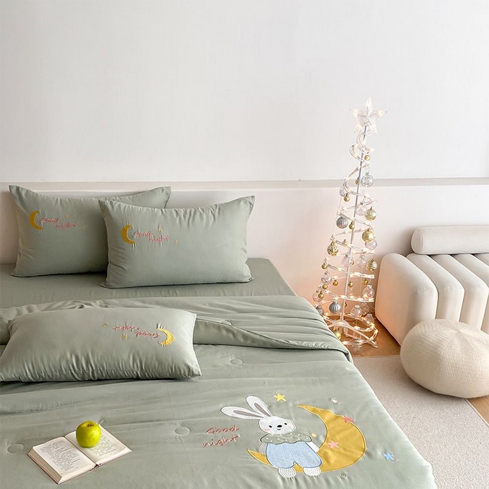 91家纺网 家纺一手货源 找家纺 鸣升家纺 2026新款全棉夏被双层纱贴布绣100%棉花夏被四件套 月牙兔兔-水绿