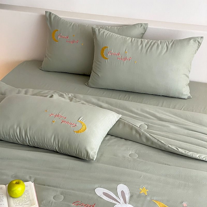 91家纺网 家纺一手货源 找家纺 鸣升家纺 2026新款全棉夏被双层纱贴布绣100%棉花夏被四件套 月牙兔兔-水绿