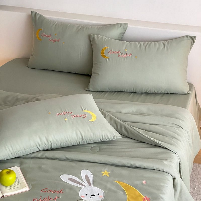 91家纺网 家纺一手货源 找家纺 鸣升家纺 2026新款全棉夏被双层纱贴布绣100%棉花夏被四件套 月牙兔兔-水绿