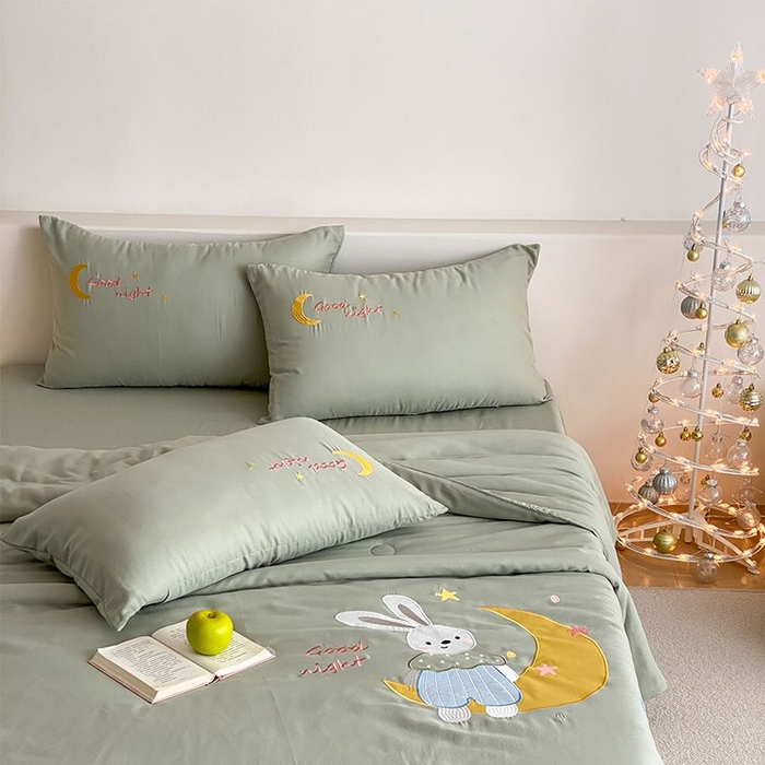 91家纺网 家纺一手货源 找家纺 鸣升家纺 2026新款全棉夏被双层纱贴布绣100%棉花夏被四件套 月牙兔兔-水绿