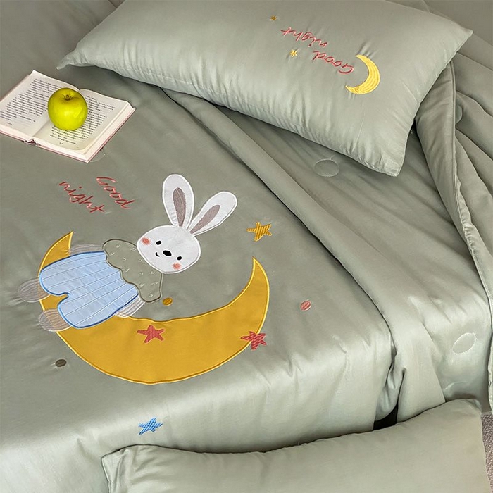 91家纺网 家纺一手货源 找家纺 鸣升家纺 2026新款全棉夏被双层纱贴布绣100%棉花夏被四件套 月牙兔兔-水绿