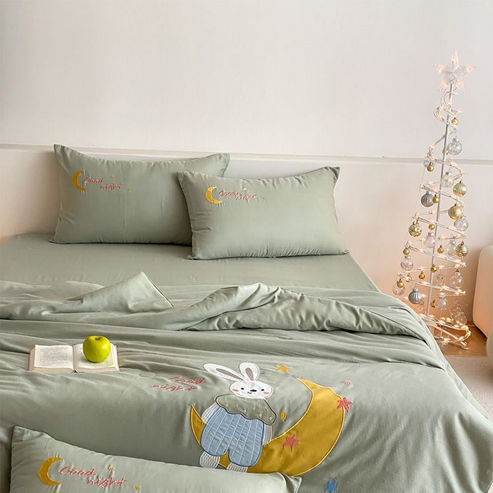 91家纺网 家纺一手货源 找家纺 鸣升家纺 2026新款全棉夏被双层纱贴布绣100%棉花夏被四件套 月牙兔兔-水绿