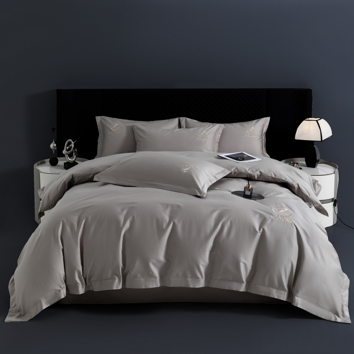 91家纺网 家纺一手货源 找家纺 宝时兰 2026新款100支全棉50x50s长绒棉刺绣绣花纯棉贡缎四件套高档礼盒 清序-云灰