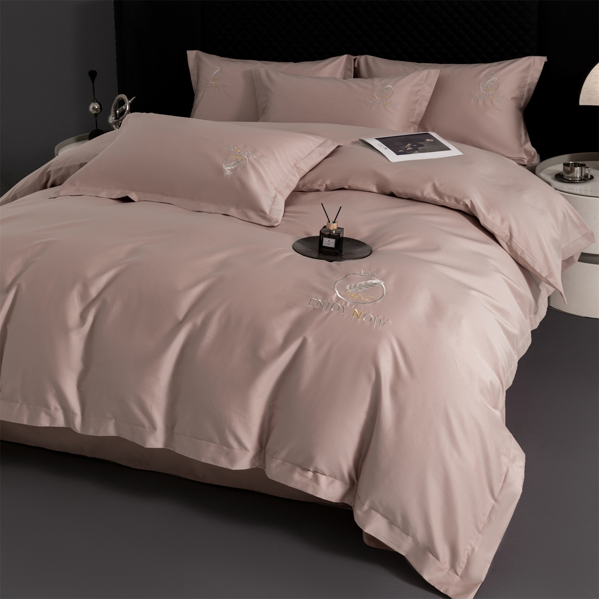 91家纺网 家纺一手货源 找家纺 宝时兰 2026新款100支全棉50x50s长绒棉刺绣绣花纯棉贡缎四件套高档礼盒 清序-粉