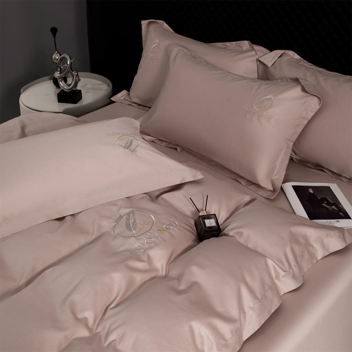 91家纺网 家纺一手货源 找家纺 宝时兰 2026新款100支全棉50x50s长绒棉刺绣绣花纯棉贡缎四件套高档礼盒 清序-粉