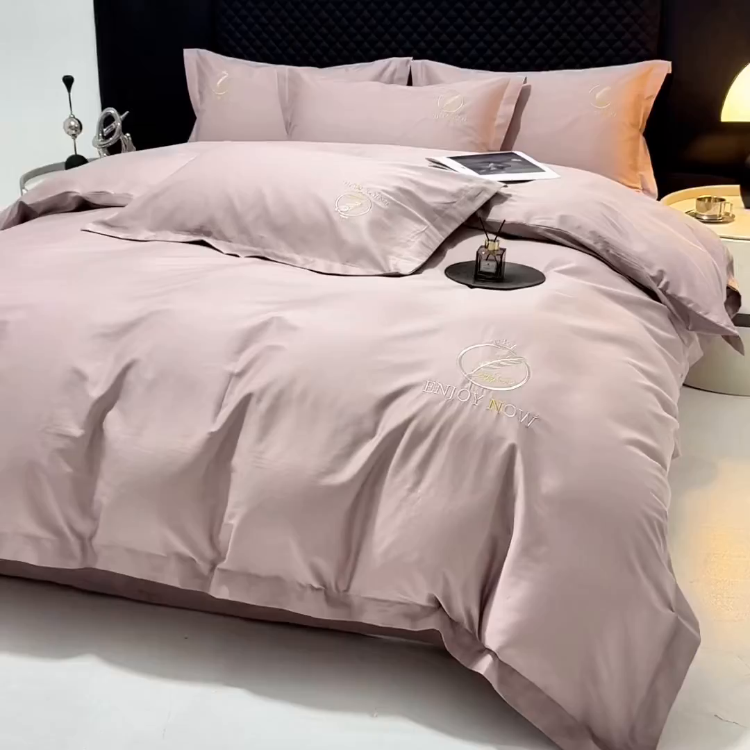 91家纺网 家纺一手货源 找家纺 宝时兰 2026新款100支全棉50x50s长绒棉刺绣绣花纯棉贡缎四件套高档礼盒 清序-粉紫