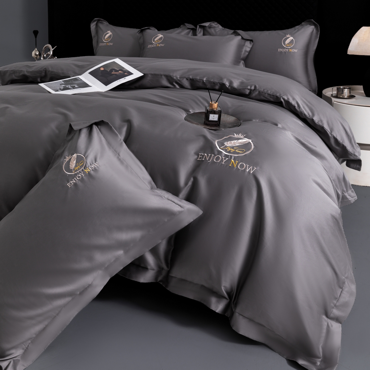 91家纺网 家纺一手货源 找家纺 宝时兰 2026新款100支全棉50x50s长绒棉刺绣绣花纯棉贡缎四件套高档礼盒 清序-深灰