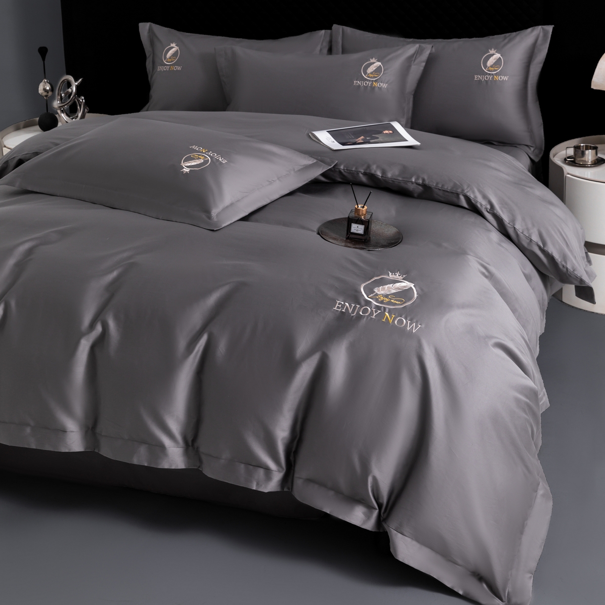 91家纺网 家纺一手货源 找家纺 宝时兰 2026新款100支全棉50x50s长绒棉刺绣绣花纯棉贡缎四件套高档礼盒 清序-深灰