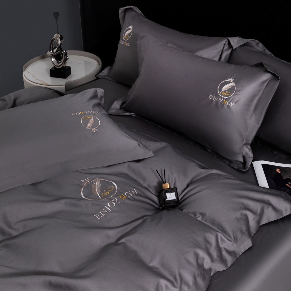 91家纺网 家纺一手货源 找家纺 宝时兰 2026新款100支全棉50x50s长绒棉刺绣绣花纯棉贡缎四件套高档礼盒 清序-深灰